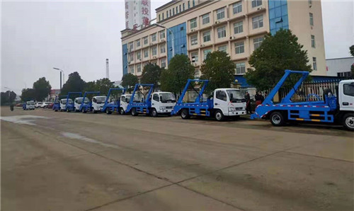 煙雨蒙蒙，發(fā)往銀川的第二批東風多利卡D6擺臂式垃圾車既將啟程