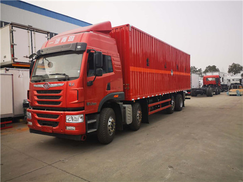 國五解放前四后六雜項危險物品廂式運輸車發(fā)車了，主要運輸介質(zhì)為三類?；?包括油漆涂料等