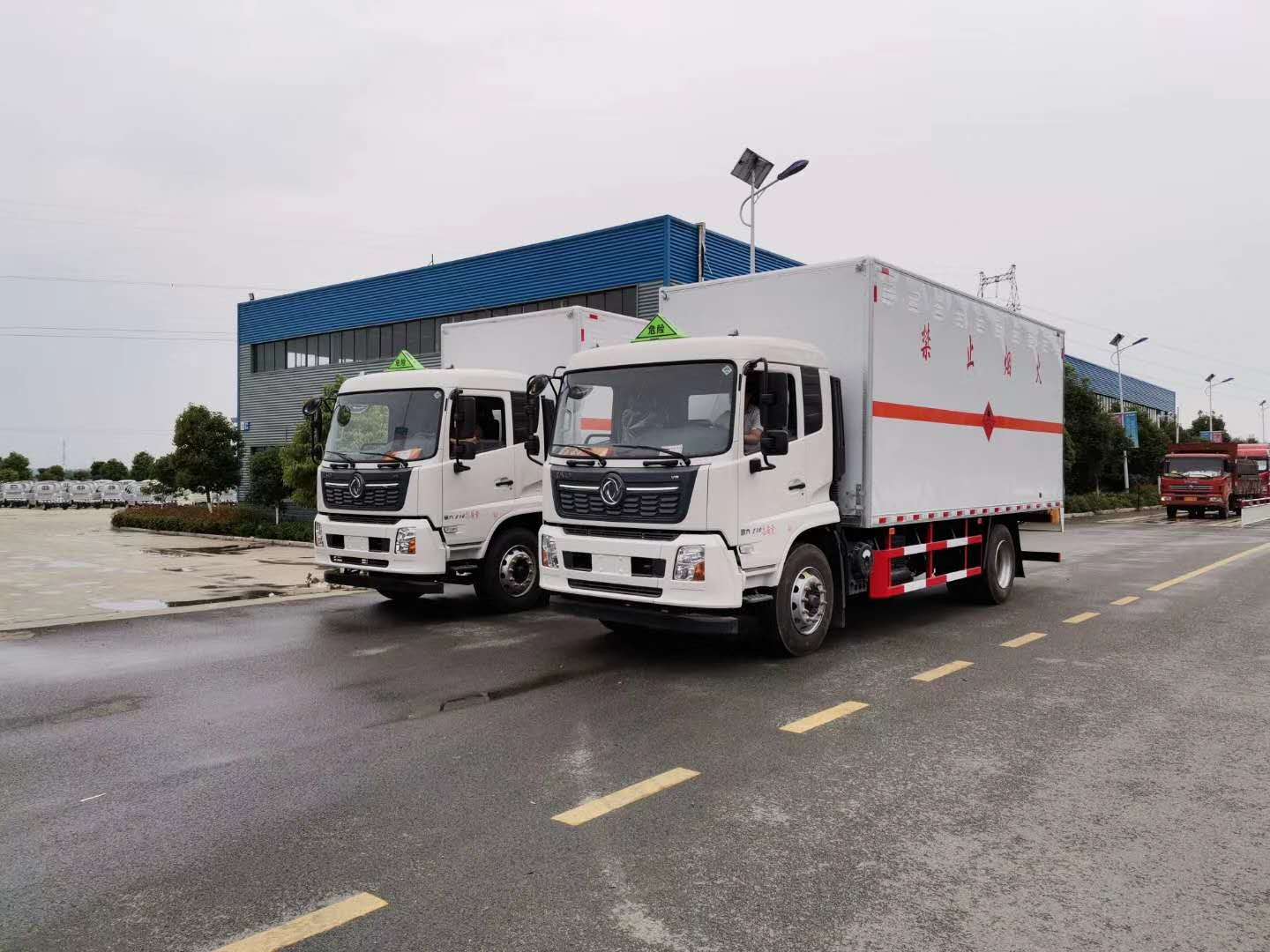 國六東風(fēng)天錦易燃?xì)怏w廂式運(yùn)輸車發(fā)往深圳