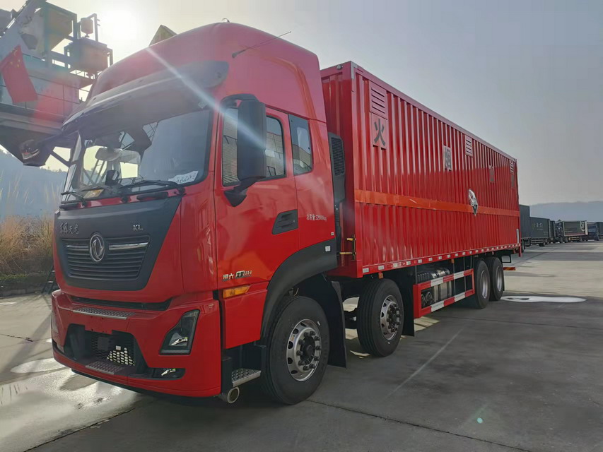 國(guó)六東風(fēng)天龍前四后八9.6米危險(xiǎn)品廂式車(chē)發(fā)往江西宜春。