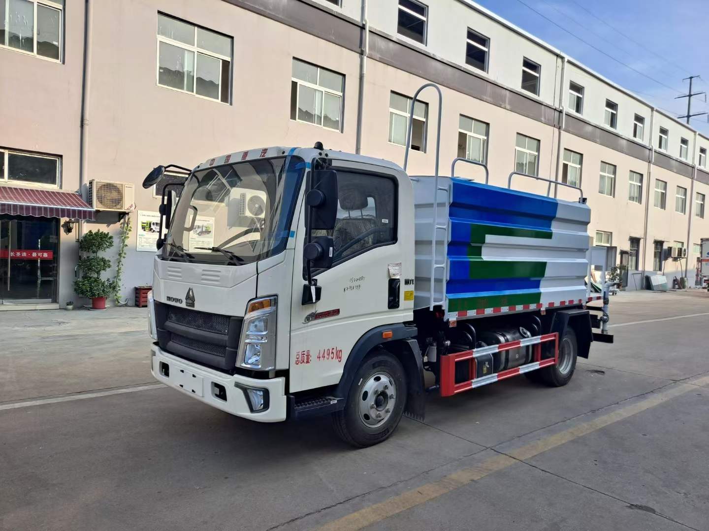 藍(lán)牌！上包?牌—重汽豪沃7灑方?水車