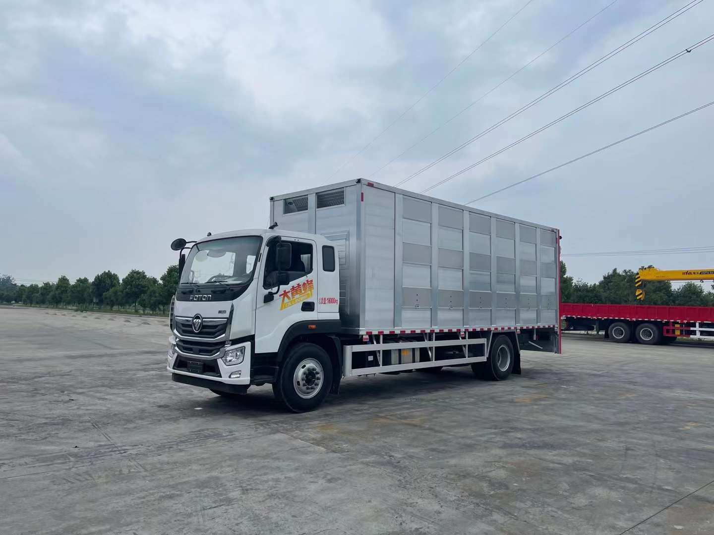 福田奧鈴單橋畜禽運輸車，7.7米鋁合金運豬車