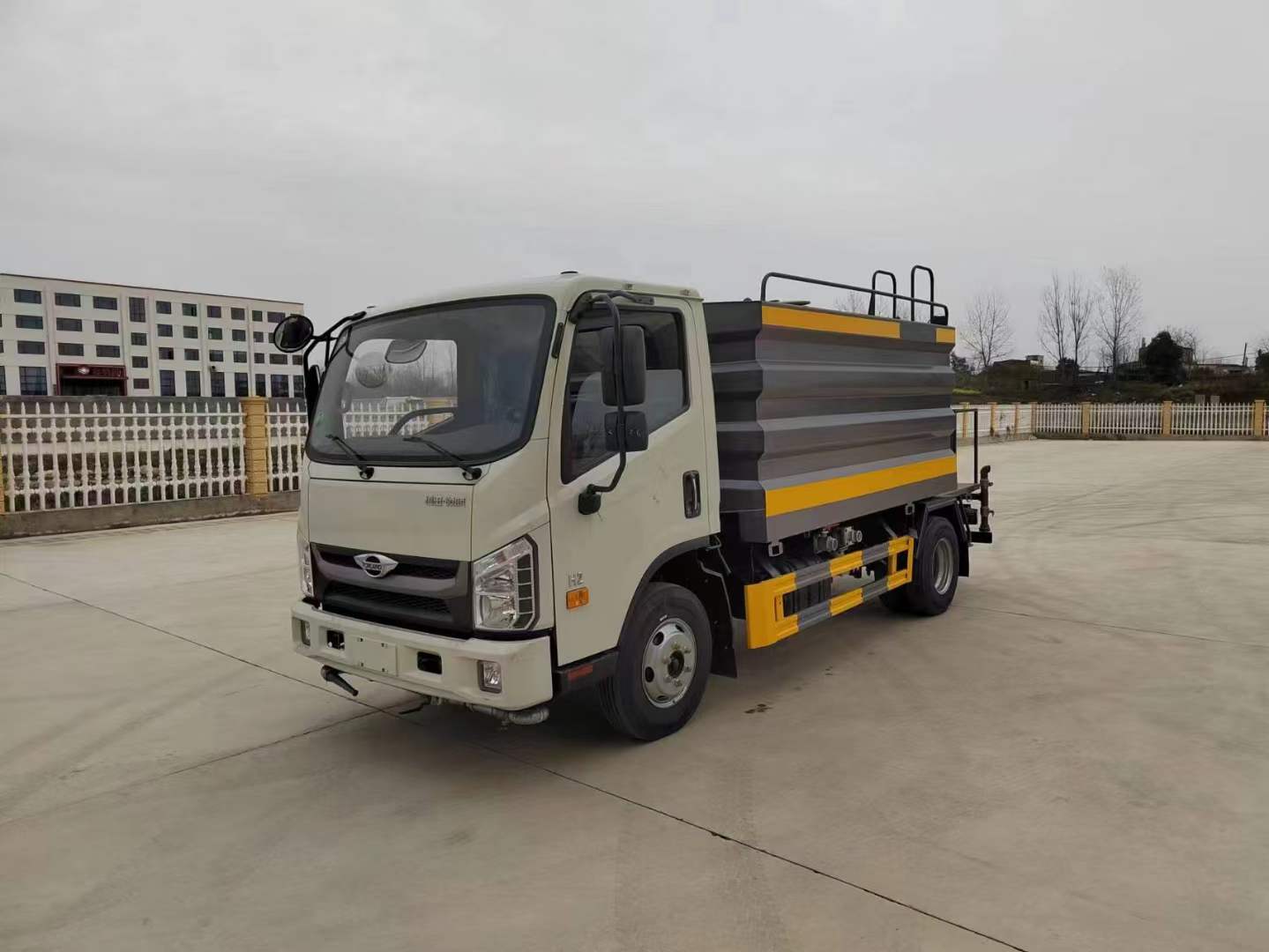 7.4噸藍(lán)牌灑水車！福田領(lǐng)航H2藍(lán)牌灑水車