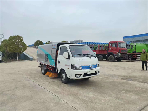 東風(fēng)華神純電動(dòng)掃路車(chē)