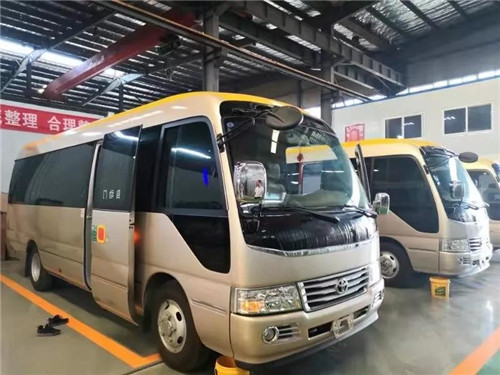 程力集團(tuán)旅居車專業(yè)廠廖總就軍運(yùn)會(huì)專用接待乘用車定制改裝生產(chǎn)情況向天河機(jī)場(chǎng)孟總等相關(guān)采購(gòu)方作了匯報(bào)，從選購(gòu)底盤到改裝技術(shù)，詳細(xì)地對(duì)生產(chǎn)等各環(huán)節(jié)進(jìn)行了介紹，并對(duì)目前已經(jīng)改裝出的一臺(tái)豐田考斯特乘用車樣車進(jìn)行了實(shí)物和功能性展示。