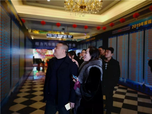 在程力公司銷售100強龍虎榜單中，這對搭檔名列前茅進入前三甲，幸福感自豪感洋溢在臉上，情不自禁。請程力家人們，記住這美好的時刻。 2019年，程力新廠三期工程項目建設如火如荼。A8、A9車間投入使用，公司投資3000多萬元，與武漢理工大學聯(lián)合設計開發(fā)開平、制罐、灑水車生產(chǎn)線，引用智能化制造技術，設計方案現(xiàn)已完成，智能化制造設備將陸續(xù)到位。程力自主品牌商用車相繼下線投放市場，受到廣大用戶青睞。商用車完成產(chǎn)值1.76億元、新能源汽車創(chuàng)產(chǎn)值8651萬元。