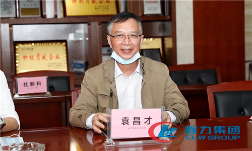 程力汽車集團總經(jīng)理助理、財務總監(jiān)袁昌才，帶領指揮車廠、智能廂式車廠、房車廠、救護車廠、消防車廠、救險車廠、應急消防車廠等負責人參加了項目對接觀摩及座談。