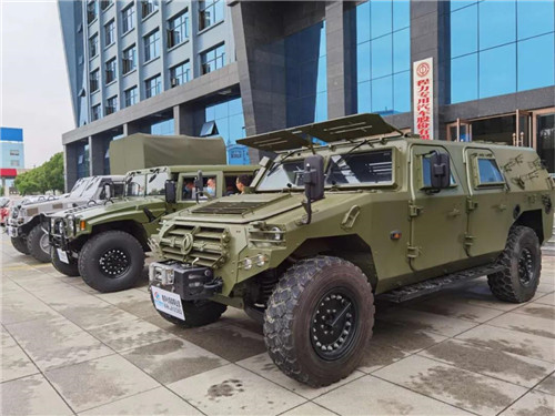 據(jù)悉，東風越野車有限公司本次推薦的四款特種民用車輛主流車型，對標悍馬基因，以創(chuàng)民族品牌為己任，以科技創(chuàng)新和5G互聯(lián)網(wǎng)智慧生活為切入點，加上北斗導航和人工智能的加持，整車共27項專利技術超越悍馬的參數(shù)性能。