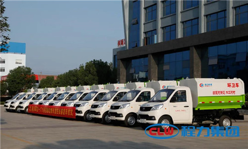  這種小型鄉(xiāng)鎮(zhèn)主流環(huán)衛(wèi)垃圾清運(yùn)車(chē)，底盤(pán)離地角高，通過(guò)性好，箱體方正有效容積率大，特別適合我國(guó)鄉(xiāng)村道路作業(yè)，在廣大鄉(xiāng)鎮(zhèn)及農(nóng)村市場(chǎng)非常受歡迎。
