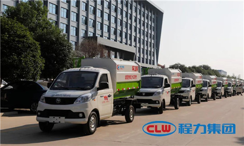  這種小型鄉(xiāng)鎮(zhèn)主流環(huán)衛(wèi)垃圾清運(yùn)車(chē)，底盤(pán)離地角高，通過(guò)性好，箱體方正有效容積率大，特別適合我國(guó)鄉(xiāng)村道路作業(yè)，在廣大鄉(xiāng)鎮(zhèn)及農(nóng)村市場(chǎng)非常受歡迎。