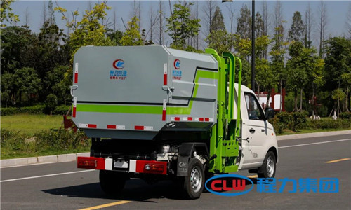  這種小型鄉(xiāng)鎮(zhèn)主流環(huán)衛(wèi)垃圾清運(yùn)車(chē)，底盤(pán)離地角高，通過(guò)性好，箱體方正有效容積率大，特別適合我國(guó)鄉(xiāng)村道路作業(yè)，在廣大鄉(xiāng)鎮(zhèn)及農(nóng)村市場(chǎng)非常受歡迎。