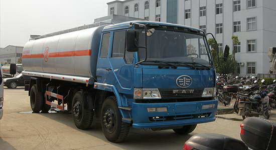 解放小三軸化工液體運(yùn)輸車(chē)